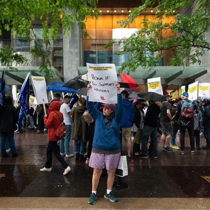 ºÚÁϳԹÏÍø writers picket in support of U.S. counterparts, say there's uncertainty here